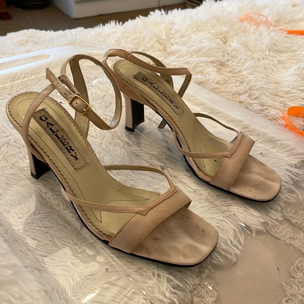 Neutral colour open shoe